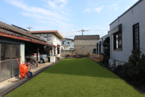 広い空。原っぱ約60坪。