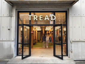 TREADというアパレル店の正面奥にあります。