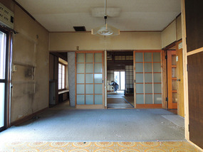 内装は昭和スタイル。