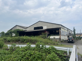 川からの外観。床が90cmくらい上がっています。