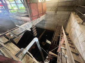 竪坑跡。放ってあるので水が溜まってます。