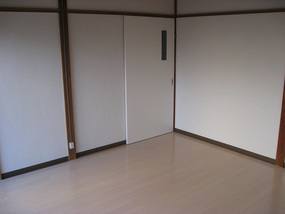 学校のドアの様な入り口の洋室