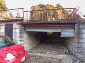 石造の車庫。屋根にも上がれます。